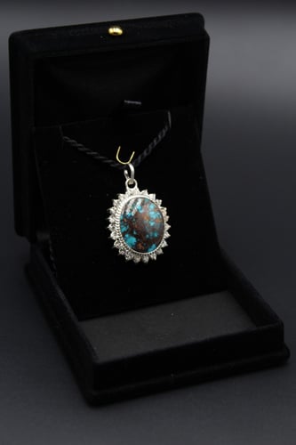 قلادة من حجر الفيروز النيشابوري