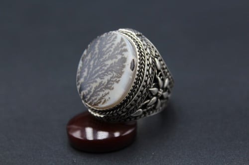 خاتم عقيق يماني مشجر مقاس 9.75 انجليزي _ 22 عربي