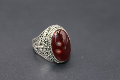 خاتم عقيق يماني كرزي مقاس 8 انجليزي _ 18 عربي