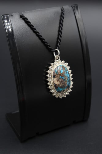 قلادة من حجر الفيروز النيشابوري