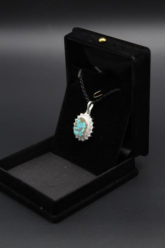 قلادة من حجر الفيروز النيشابوري