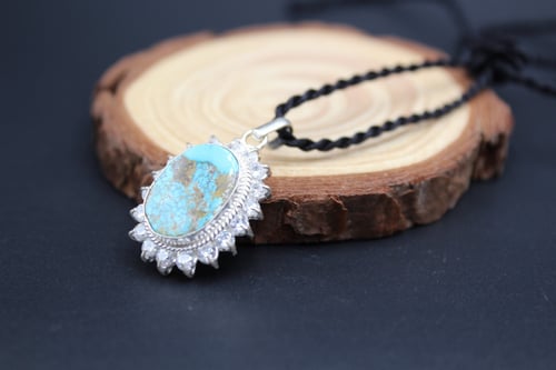 قلادة من حجر الفيروز النيشابوري