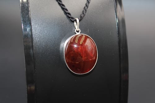 قلادة من العقيق اليماني الكبدي الزعفراني