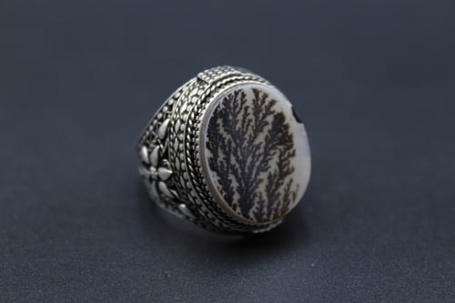 خاتم عقيق يماني مشجر مقاس 9.75 انجليزي _ 22 عربي