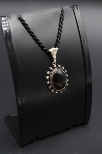 قلادة من العقيق اليماني الأسود