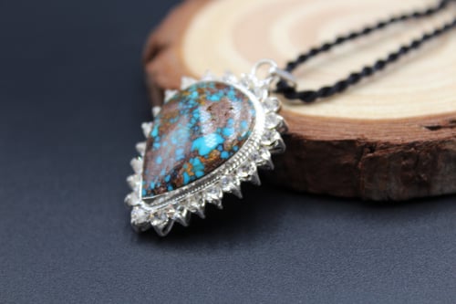 قلادة من حجر الفيروز النيشابوري