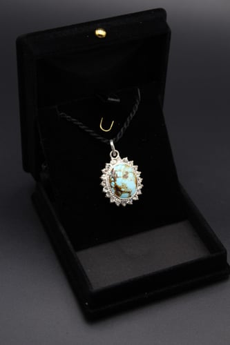 قلادة من حجر الفيروز النيشابوري