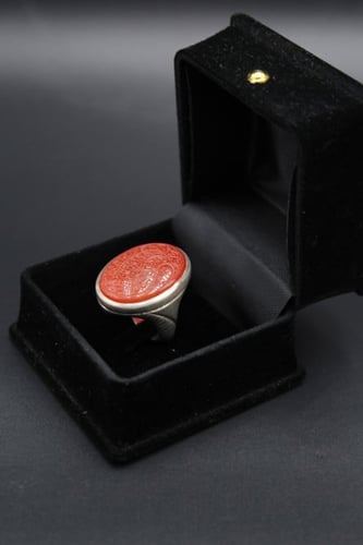 خاتم عقيق يماني احمر منقوش ( سورة الإخلاص ) مقاس 9...