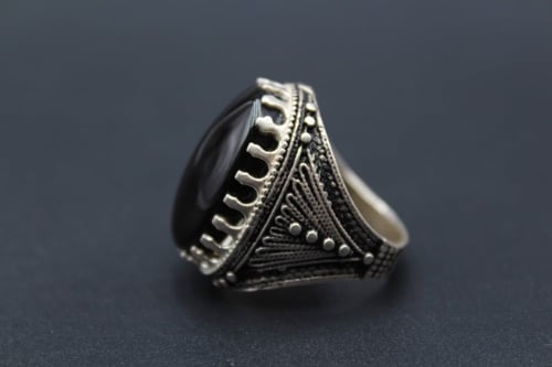 خاتم عقيق يماني اسود مقاس 7.85 انجليزي_ 17 عربي