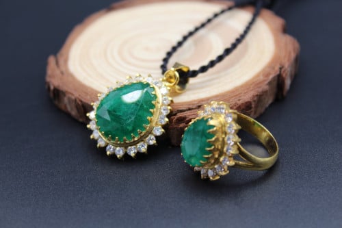 قلادة وخاتم من حجر الزمرد مطلي روديوم