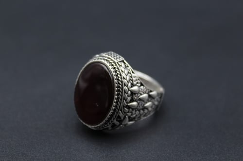 خاتم عقيق يماني كرزي مقاس 9.75 انجليزي _ 22 عربي