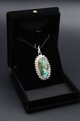 قلادة من حجر الفيروز النيشابوري