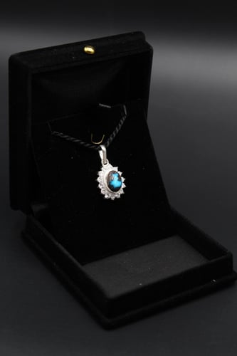 قلادة من حجر الفيروز النيشابوري