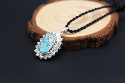 قلادة من حجر الفيروز النيشابوري