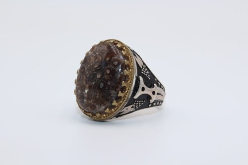 خاتم عقيق يماني جلد الحيه مقاس 9 انجليزي_ 20 عربي