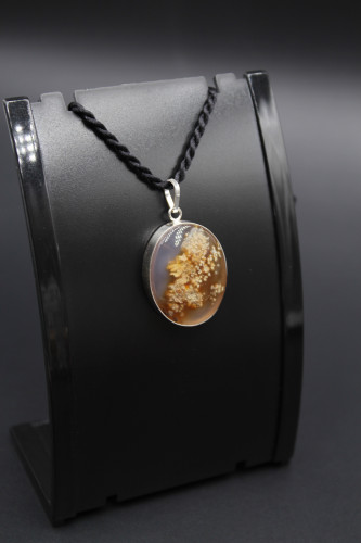 قلادة من العقيق اليماني الطحلبي