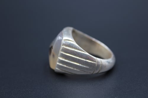 خاتم عقيق يماني مصور مقاس 11.75 انجليزي _ 27 عربي