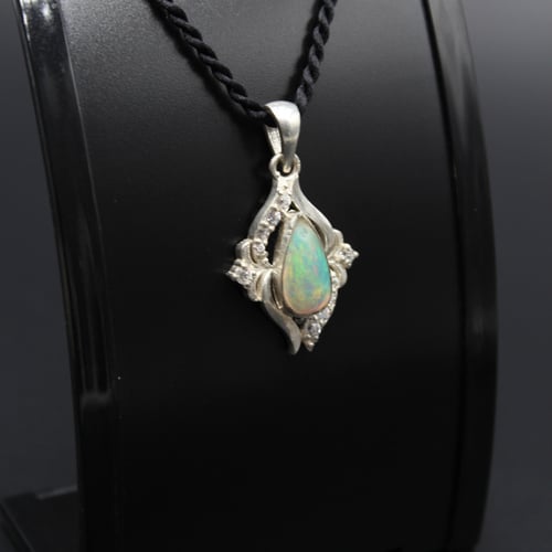 قلادة من حجر الاوبال الاثيوبي