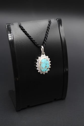 قلادة من حجر الفيروز النيشابوري