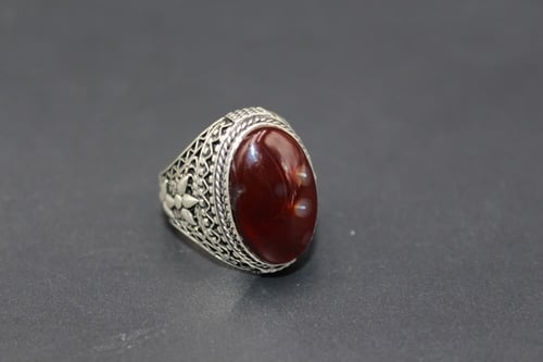 خاتم عقيق يماني كرزي مقاس 8 انجليزي _ 18 عربي