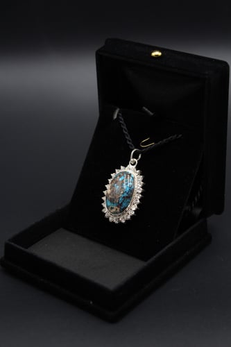 قلادة من حجر الفيروز النيشابوري