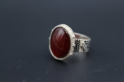 خاتم عقيق يماني كبدي مقاس 6.25 انجليزي _ 13 عربي