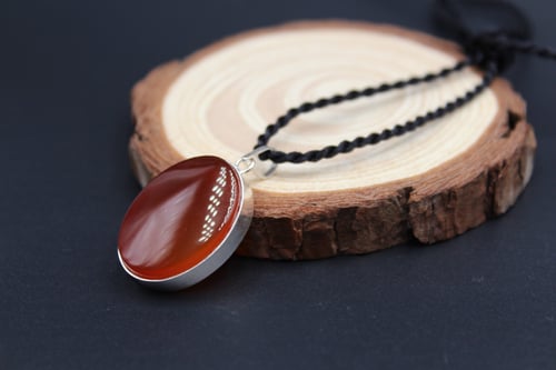 قلادة من العقيق اليماني العسلي