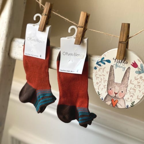 جورب بِ اللون البني المحمر مخطط ب اللون الأخضر الس...