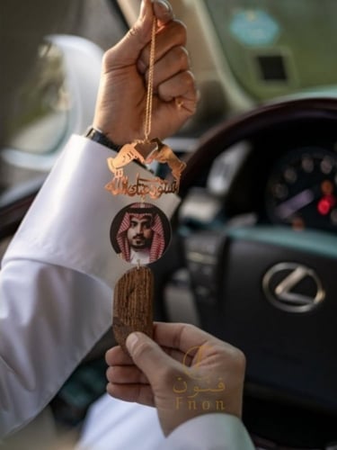 تعليقة سيارة صورة مع يدين ترند و كسرة عود