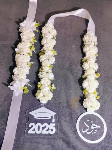 عقد تخرج بالاسم مع الورد 2025