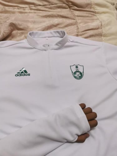 سويتر الاهلي بفتحه الاصبع بتصميم أنيق