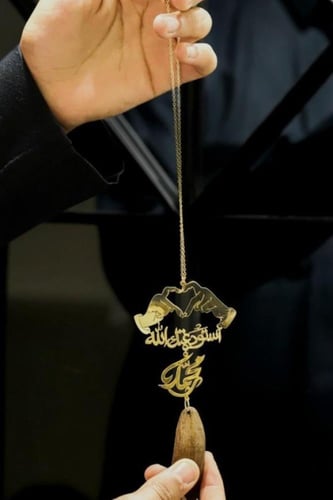 تعليقة كسرة العود بشكل قلب بيدين ترند