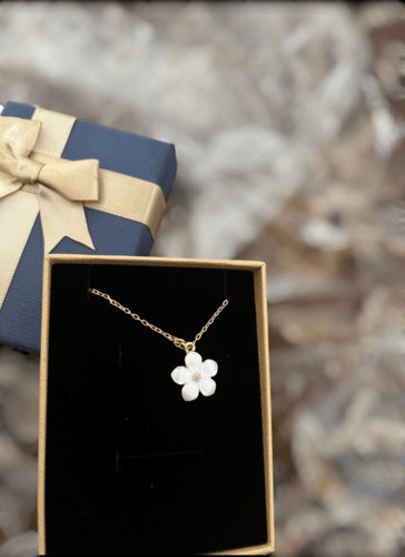 سلسال زهرة الكرز الابيض