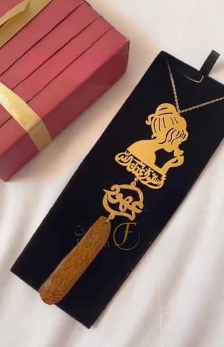 تعليقة سيارة نسائية بالاسم مع كسره العود