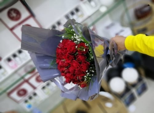 تغليفات انيقه مع اضافة عبارة كرت حسب الطلب