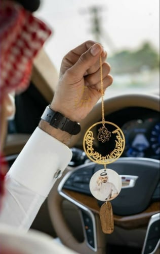 تعليقة سيارة صورة و كسرة عود