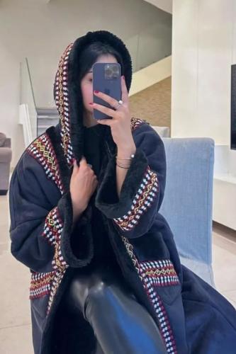 فروة اسود مع السدو الأنيق