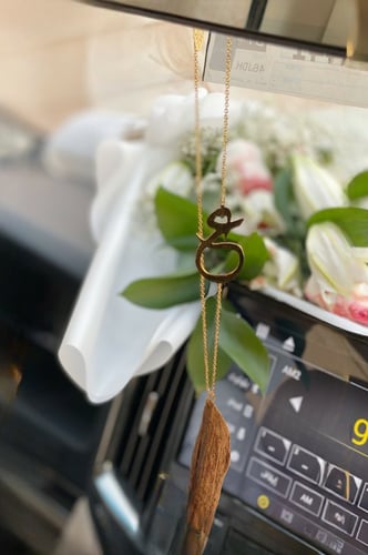 تعليقة عود حروف أو اسم برائحة العود الفاخرة