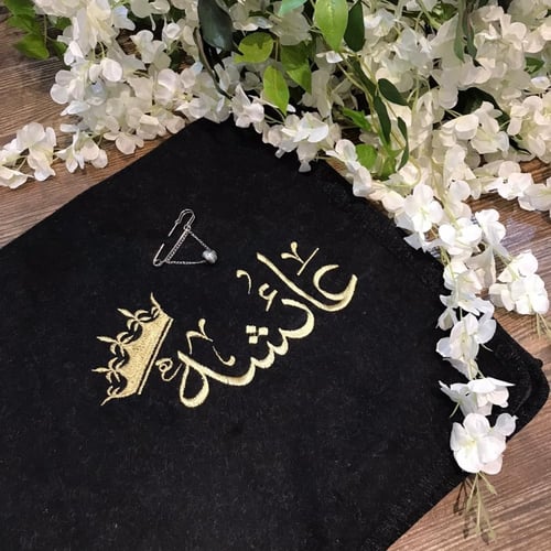 سكارف أنيق مع تطريز الاسم