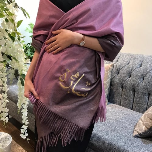 سكارف أنيق مع تطريز الاسم