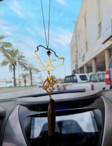 تعليقة كسرة العود شكل خريطة المملكة مع سيفين ونخله