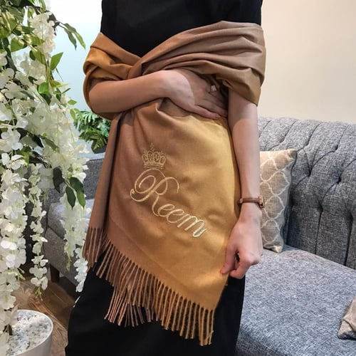 سكارف أنيق مع تطريز الاسم