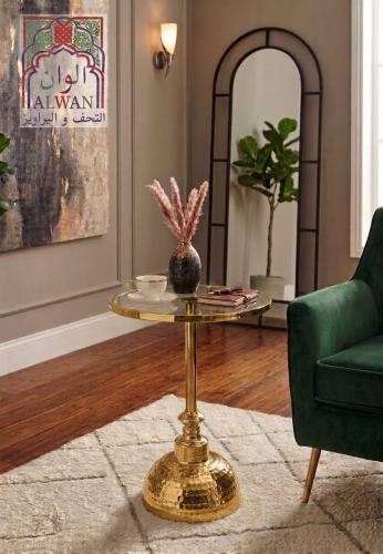 طاولة جانبية زجاجية بقاعدة ذهبية فاخرة وتصميم عصري...