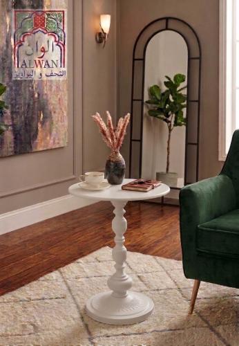 طاولة جانبية بيضاء بتصميم كلاسيكي أنيق – ارتفاع 53...