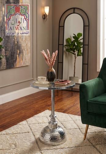 طاولة جانبية زجاجية بقاعدة فضية لامعة وتصميم فاخر...