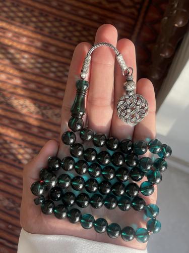 زعفراني اخضر شفاف مع طربزونية من الفضة