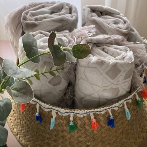 سجادة تركية حرير باللون القريج (بين البيج و الرماد...