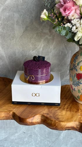 فازة ورد طبيعي مع كيكة التوت الفاخرة