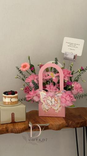 بوكس فراشة مع ورد وكيكة جاناش