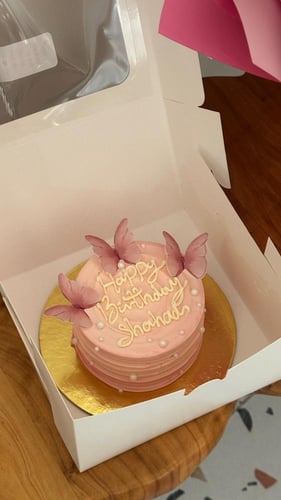 بوكيه ورد طبيعي مع كيكة – لانش بوكس